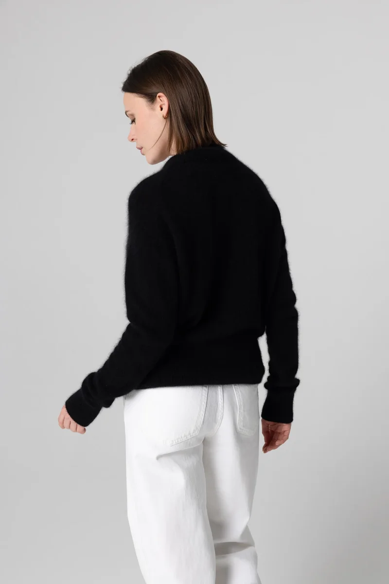 Strickjacke mit Rundhalsausschnitt und langen Ärmeln aus Waschbärfell/Polyamid in Schwarz – Bild 9
