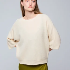 Weißer Pullover mit Rundhalsausschnitt und Kimonoärmeln aus Raccon-Wolle / Polyamid