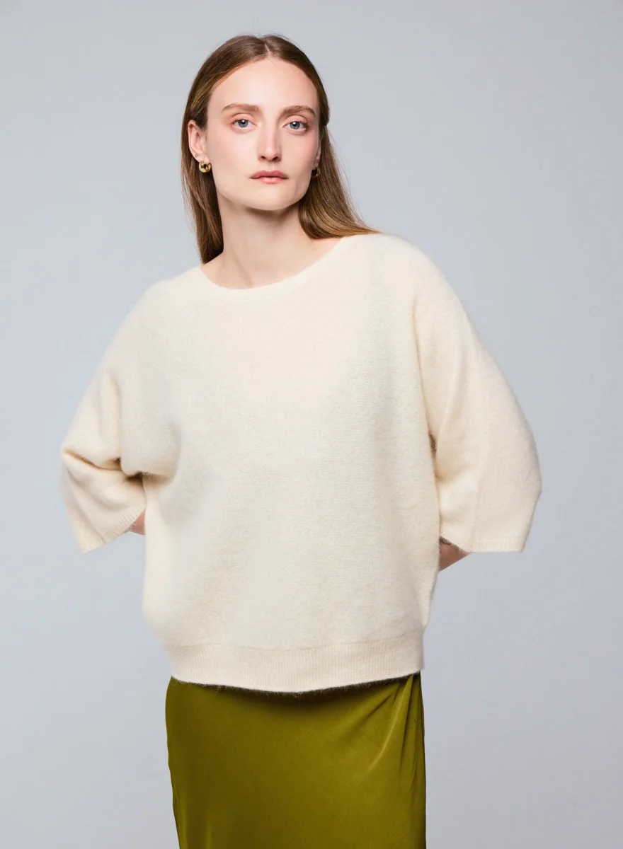 Weißer Pullover mit Rundhalsausschnitt und Kimonoärmeln aus Raccon-Wolle / Polyamid
