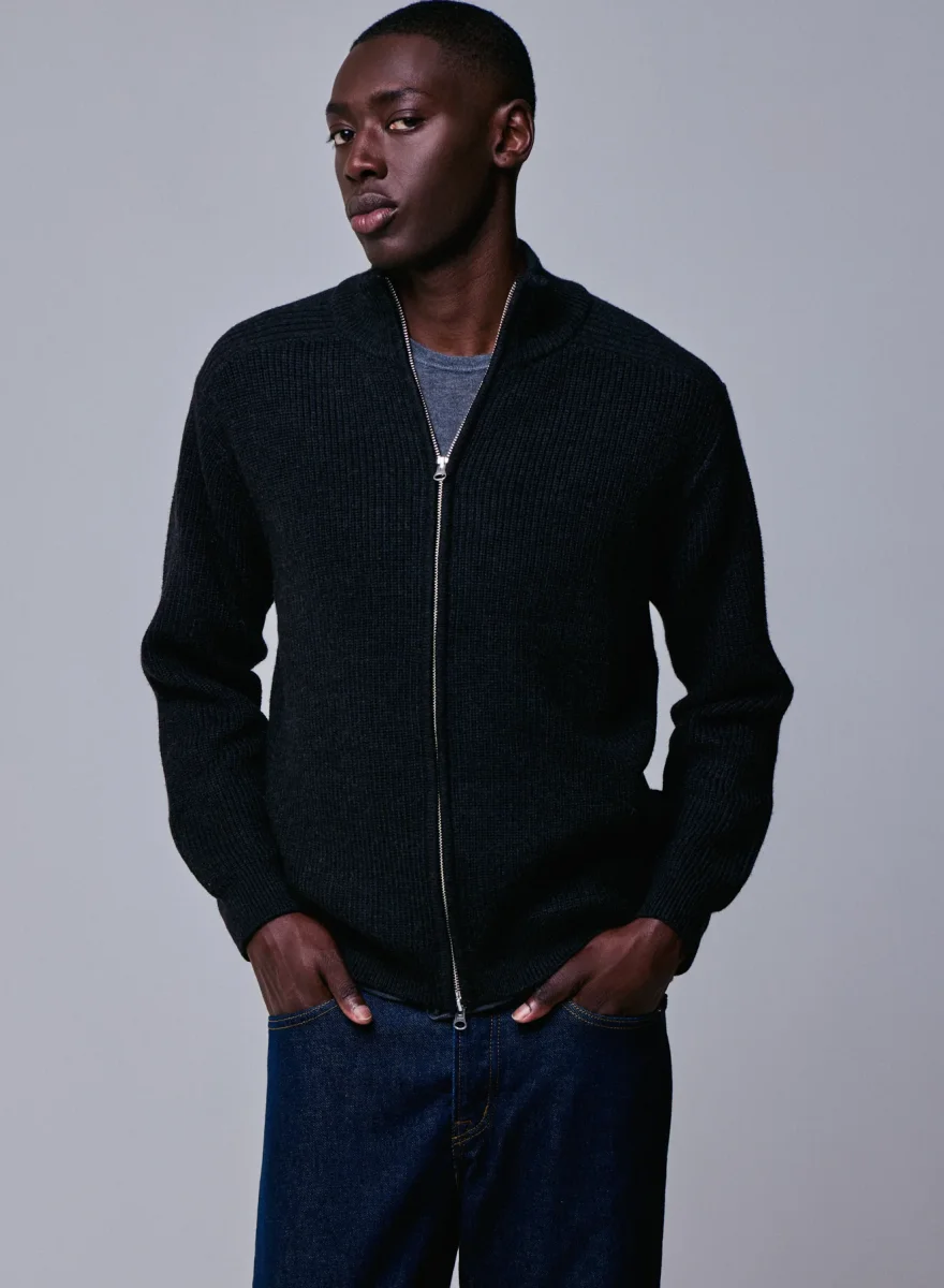 Schwarze Strickjacke mit langen Ärmeln und hohem Kragen aus Merinowolle – Bild 2
