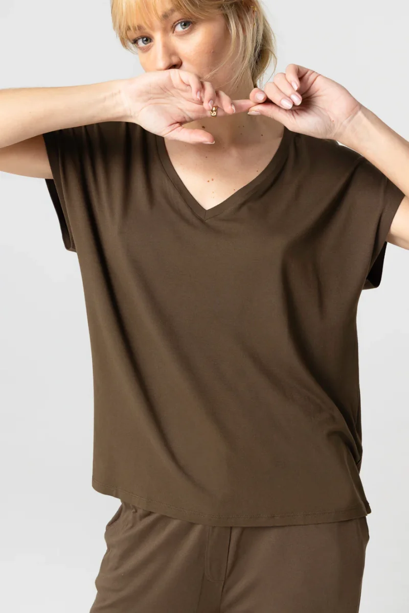 T-Shirt mit V-Ausschnitt und kurzen Ärmeln aus Viskose/Elasthan in Dunkelbraun – Bild 2