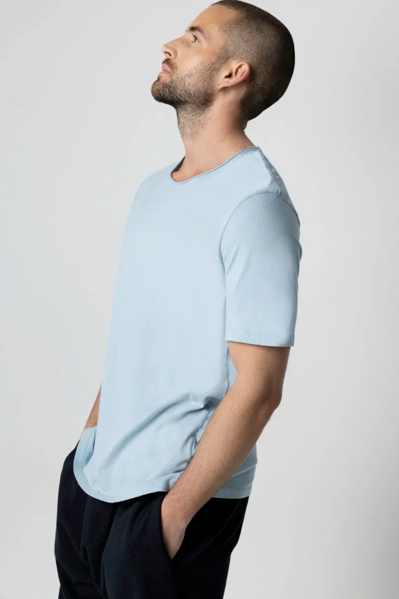 T-Shirt mit Rundhalsausschnitt und kurzen Ärmeln aus Bio-Baumwolle in Blau Calanques – Bild 4