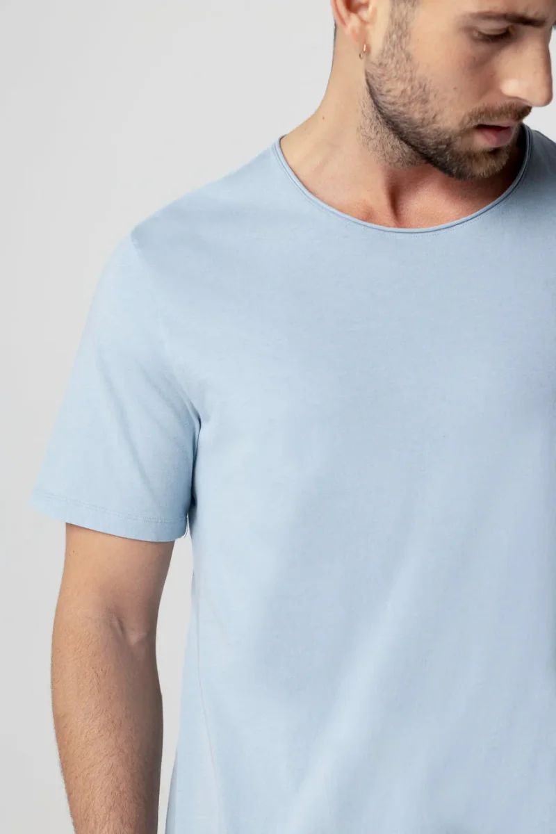 T-Shirt mit Rundhalsausschnitt und kurzen Ärmeln aus Bio-Baumwolle in Blau Calanques – Bild 6